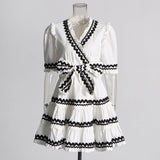 Retro Style 2025 Summer New V-Neck Belt Belt Waist Design Lace Side Short Dress Dress Woman